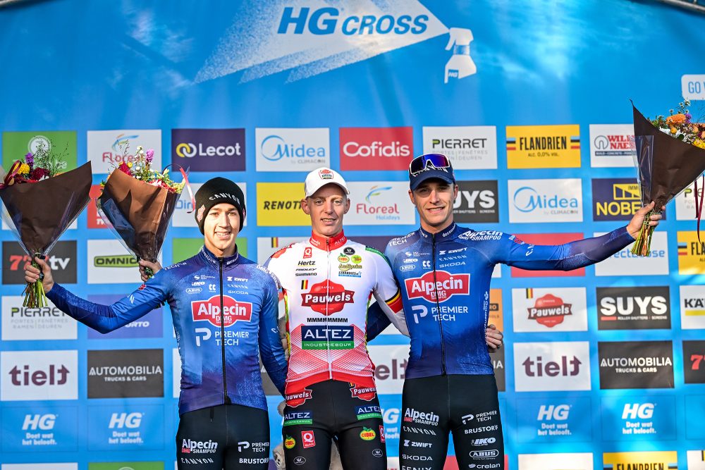 Jente Michels, Michael Vanthourenhout und Niels Vandeputte auf dem Podium