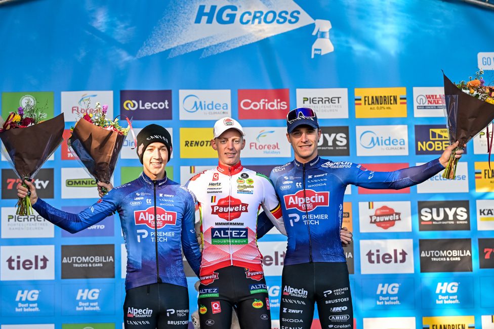 Jente Michels, Michael Vanthourenhout und Niels Vandeputte auf dem Podium
