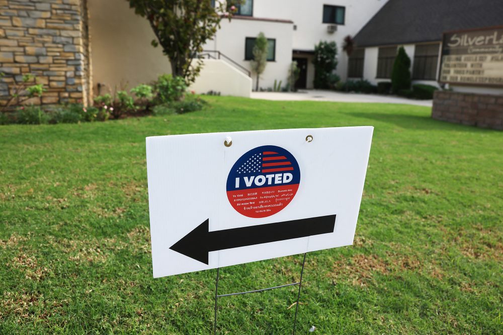 Schild vor Wahlbüro in Los Angeles