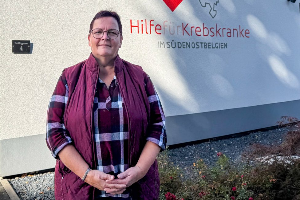 Monika Schröder vor dem Gebäude der Krebshilfe