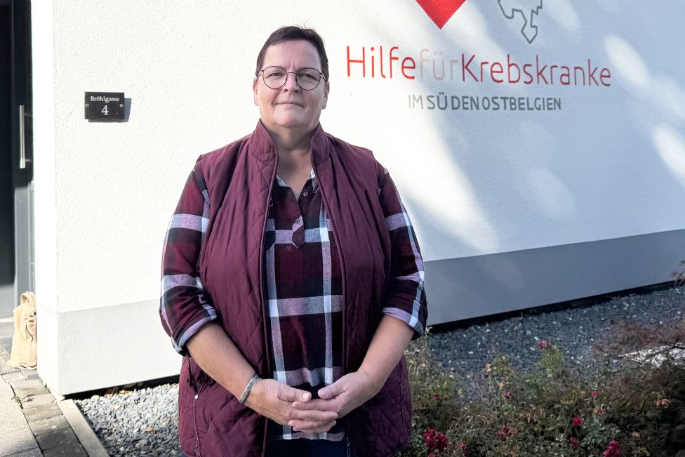 Monika Schröder vor dem Gebäude der Krebshilfe