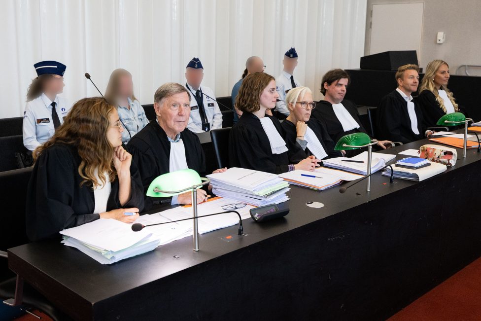 Die Angeklagten, Polizisten und die Anwälte im Gerichtssaal