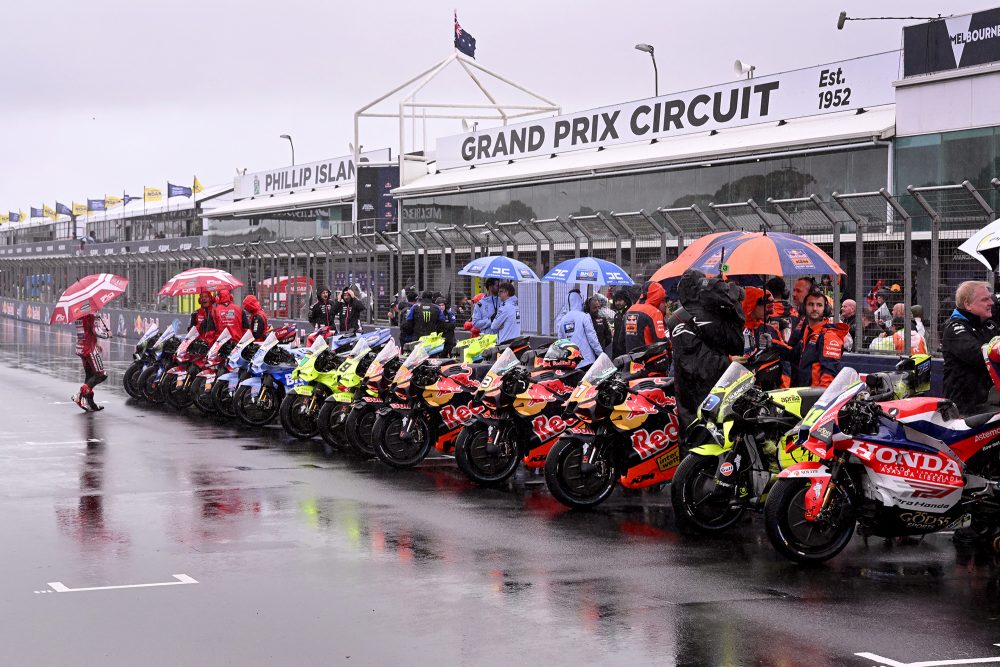 Motorräder stehen an der Strecke von Phillip Island nach der Absage des Rennens