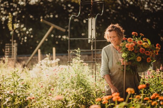 Nathalie Peters im Feld mit Blumen