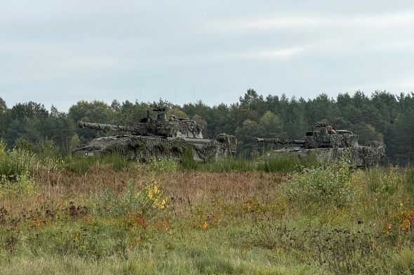 Militärfahrzeuge bei der Übung