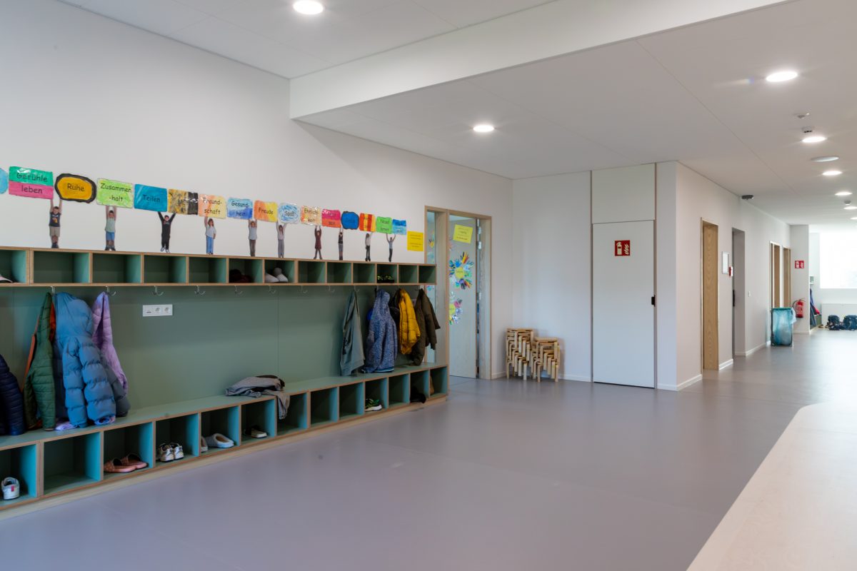 Schulflur, an der Seite gibt es eine Garderobe für die Schulkinder