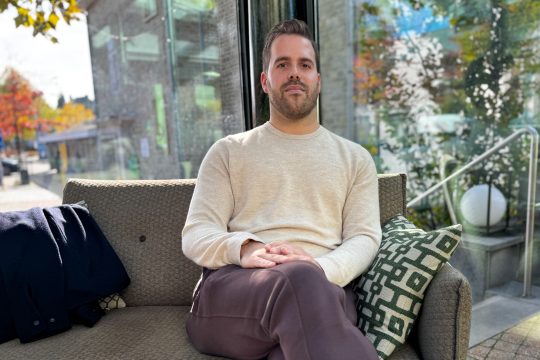 Nicolas Schröder sitzt auf Sofa
