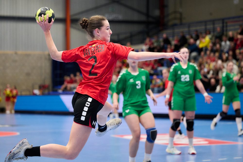 Handballerin Nienke Van De Peer im Wurf