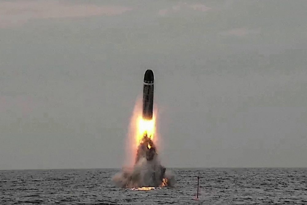 Die Interkontinentalrakete wird von einem atomgetriebenen ballistischen Raketen-U-Boot vor der Küste des Finistère im Westen Frankreichs abgefeuert