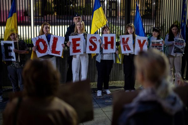 Ukrainer mit Oleschky-Plakat protestieren vor US-Botschaft in Warschau am 6. Oktober 2026