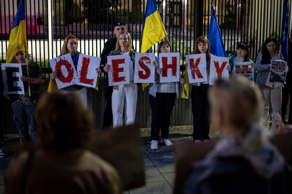 Ukrainer mit Oleschky-Plakat protestieren vor US-Botschaft in Warschau am 6. Oktober 2026
