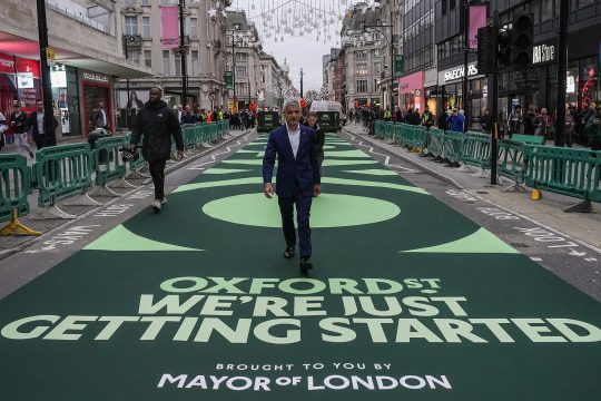 Der Londoner Bürgermeister Sadiq Khan geht über eine Teppich mit der Aufschrift "Oxford Street" zur Eröffnungsfeier der Fußgängerzone
