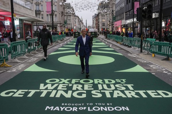 Der Londoner Bürgermeister Sadiq Khan geht über eine Teppich mit der Aufschrift "Oxford Street" zur Eröffnungsfeier der Fußgängerzone