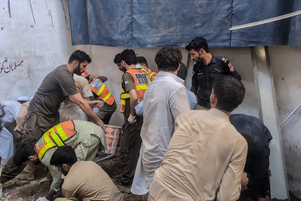 Pakistanische Rettungskräfte suchen unter den Trümmern nach Schülern