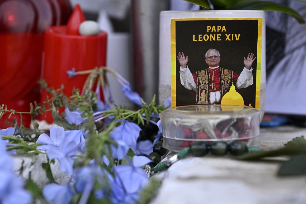 Blumen, Kerzen und ein Bild von Papst Leo XIV. wurden in Rom vor der Statue von Johannes Paul II. vor dem Universitätsklinikum Gemelli niedergelegt