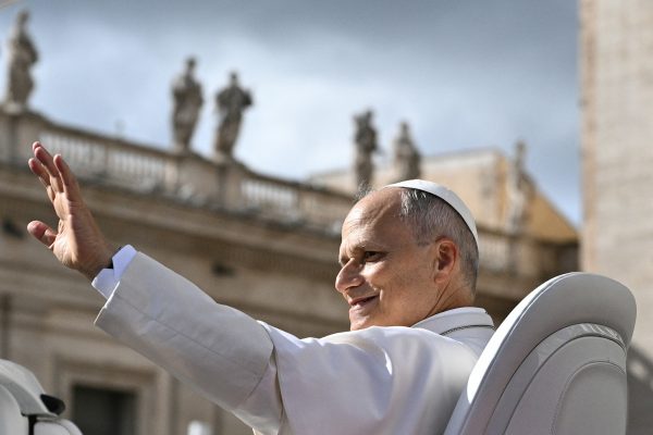 Der Papst grüßt winkend die Menschen auf dem Petersplatz