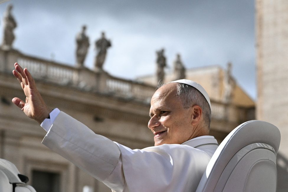 Der Papst grüßt winkend die Menschen auf dem Petersplatz