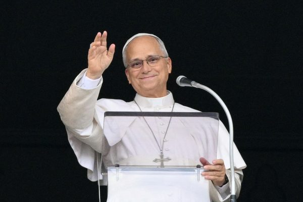 Papst Leo winkt den Gläubigen zu