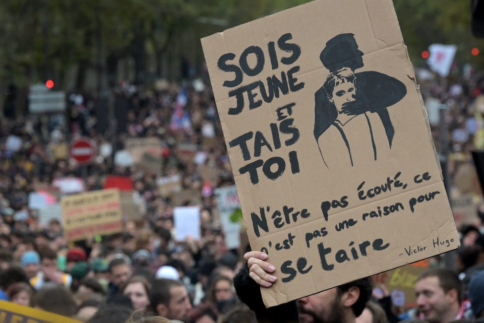 Menschen bei der Demonstration in Paris