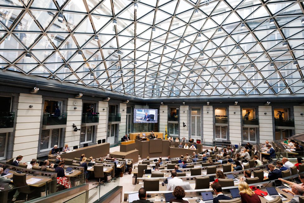 Der Saal bei der Plenarsitzung im flämischen Parlament in Brüssel