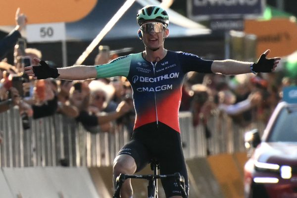 Paul Seixas erreichte das Ziel der Lombardei-Rundfahrt im Alleingang (Bild: Marco Bertorello/AFP)