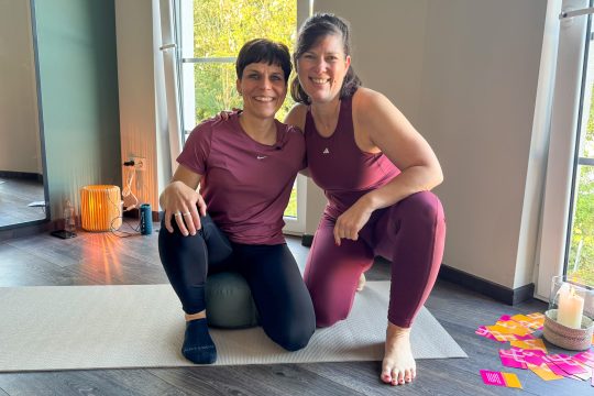 Pilates-Trainerin Silke Frantzen und BRF-Redakteurin Simonne Doepgen
