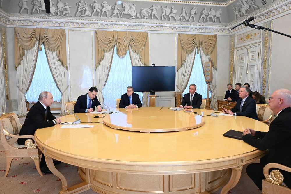 Steve Witkoff und Wladimir Putin mit ihren Beratern bei den Gesprächen in St. Petersburg