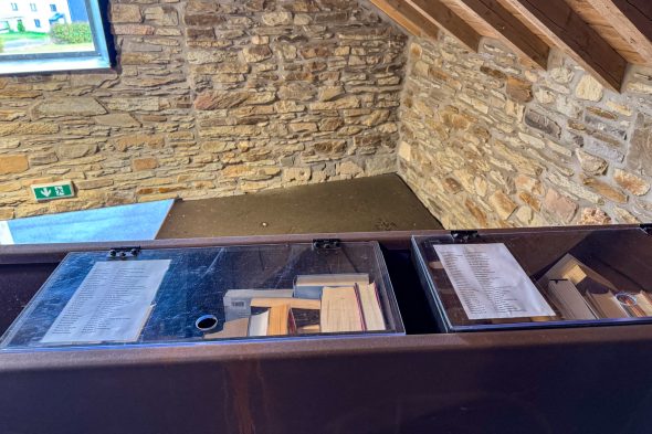 Die kleine Bibliothek in der Sitzecke