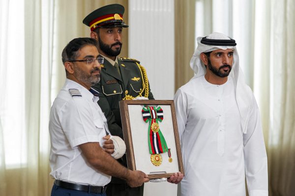 Der stellvertretende Premierminister und Verteidigungsminister der Vereinigten Arabischen Emirate, Scheich Hamdan bin Mohamed Al-Maktoum (re.) hat dem Flydubai-Piloten Smit Machchhar den Verdienstorden überreicht, in der Mitte steht ein Armeevertreter