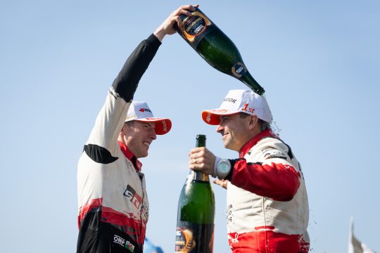 Champagner-Dusche für die neuen Weltmeister