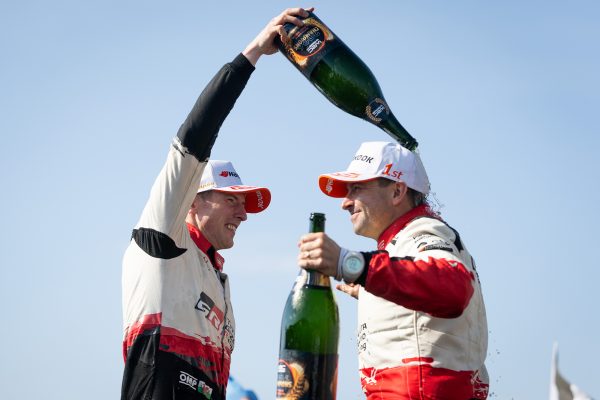 Champagner-Dusche für die neuen Weltmeister