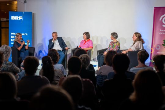 Die Teilnehmer der Podiumsdiskussion auf der Bühne