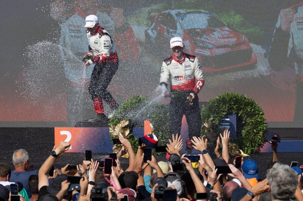 Elfyn Evans und Scott Martin auf dem Treppchen