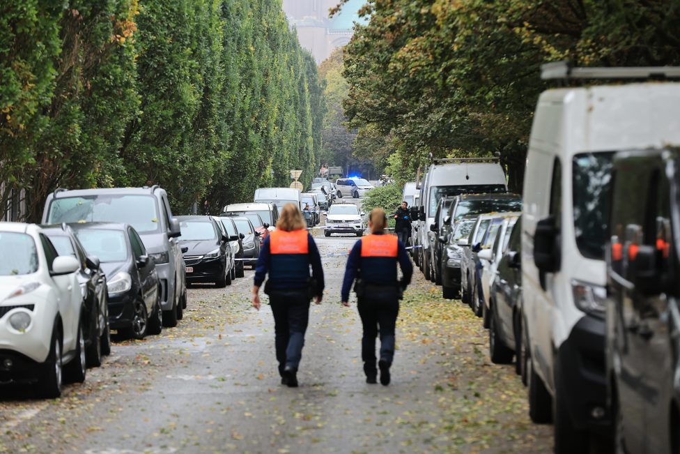 Polizistinnen am Ort der Schüsse am Morgen danach