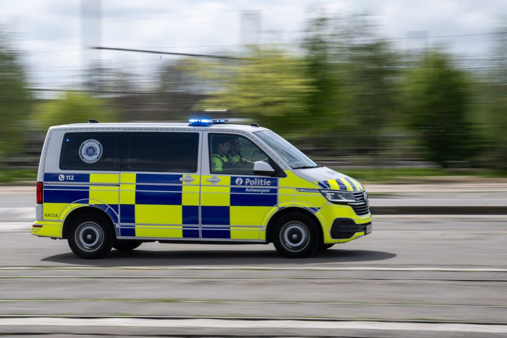Polizeifahrzeug der Zone Antwerpen fährt auf Straße