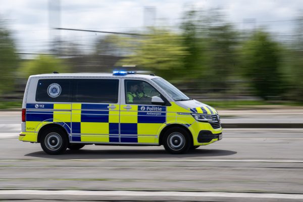 Polizeifahrzeug der Zone Antwerpen fährt auf Straße