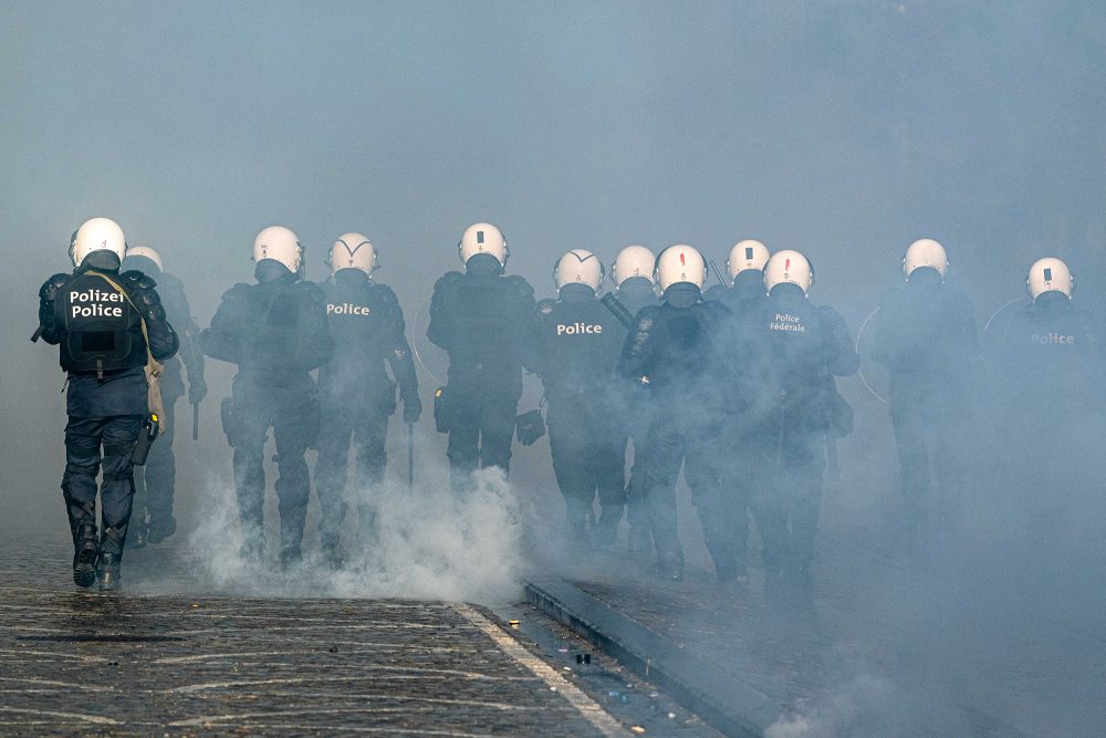 Polizisten im Einsatz in Lüttich, es wurde auch Tränengas eingesetzt