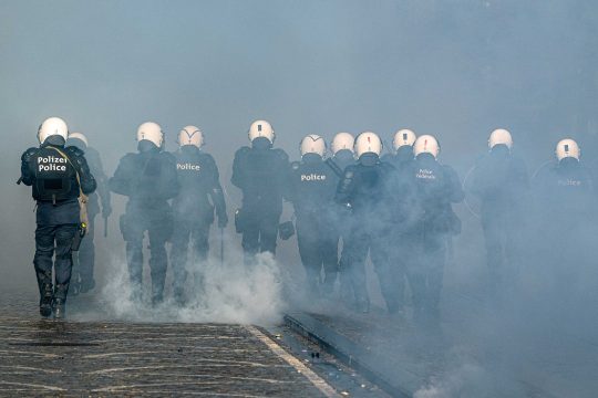 Polizisten im Einsatz in Lüttich, es wurde auch Tränengas eingesetzt