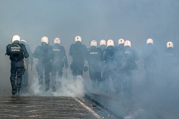 Polizisten im Einsatz in Lüttich, es wurde auch Tränengas eingesetzt