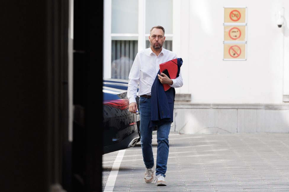 Maxime Prévot (Les Engagés) auf dem Weg zum Treffen am Sonntag