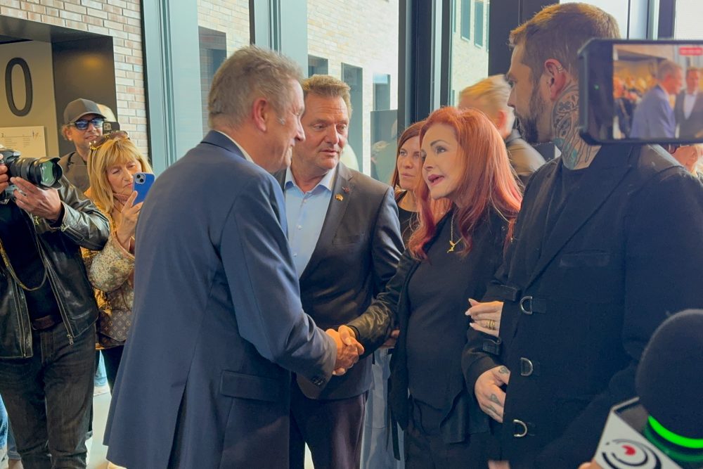 Priscilla Presley schüttelt Hände in Baesweiler