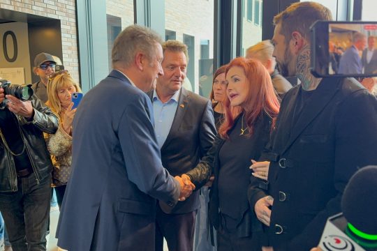 Priscilla Presley schüttelt Hände in Baesweiler