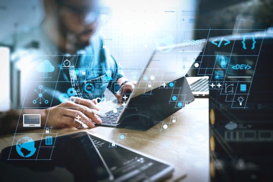 Programmierer am Laptop