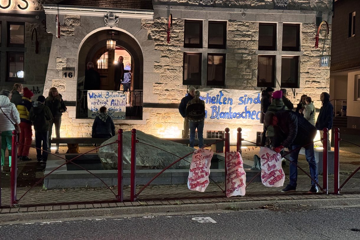 Hotel- und Ferienwohnungbetreiber protestieren vor dem Rathaus in Büllingen