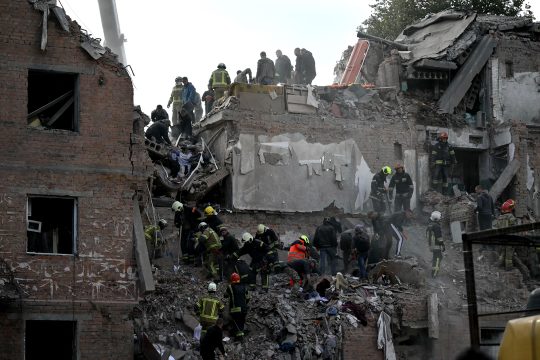 Ein mehrstöckiges Wohngebäude ist eingestürzt, Rettungskräfte suchen nach Überlebenden