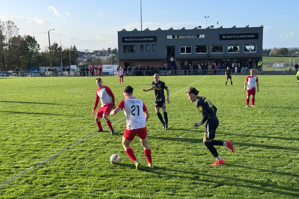 Spieler des RFC Raeren Eynatten und der Union Walhorn auf dem Fußballfeld