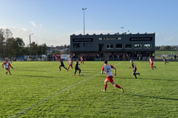Spieler des RFC Raeren Eynatten und der Union Walhorn auf dem Fußballfeld