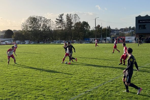 Spieler des RFC Raeren Eynatten und der Union Walhorn auf dem Fußballfeld