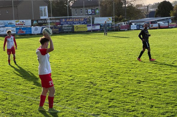 Spieler des RFC Raeren Eynatten und der Union Walhorn auf dem Fußballfeld
