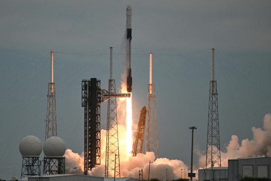 Die SpaceX-Rakete "Falcon 9" mit der "Crew Dragon"-Kapsel an der Spitze startet vom Weltraumbahnhof in Cape Canaveral